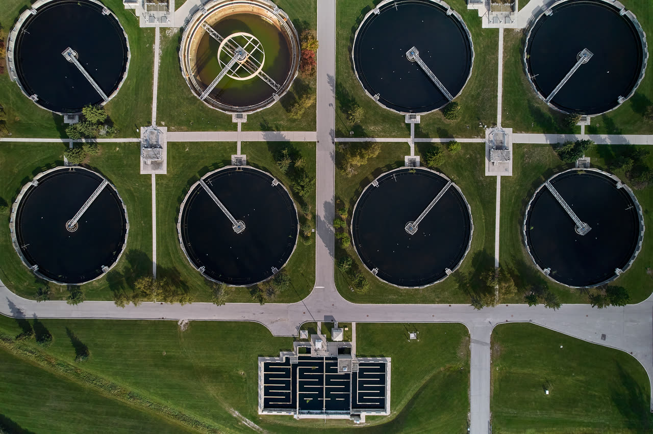 Round wastewater settling tanks seen from directly above